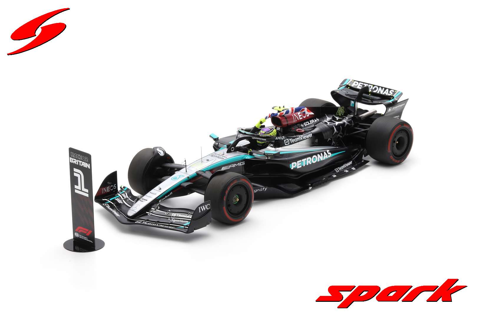 Spark 1:12 Mercedes-AMG Petronas W15 Lewis Hamilton - Winner British GP with Flag - Resin Model