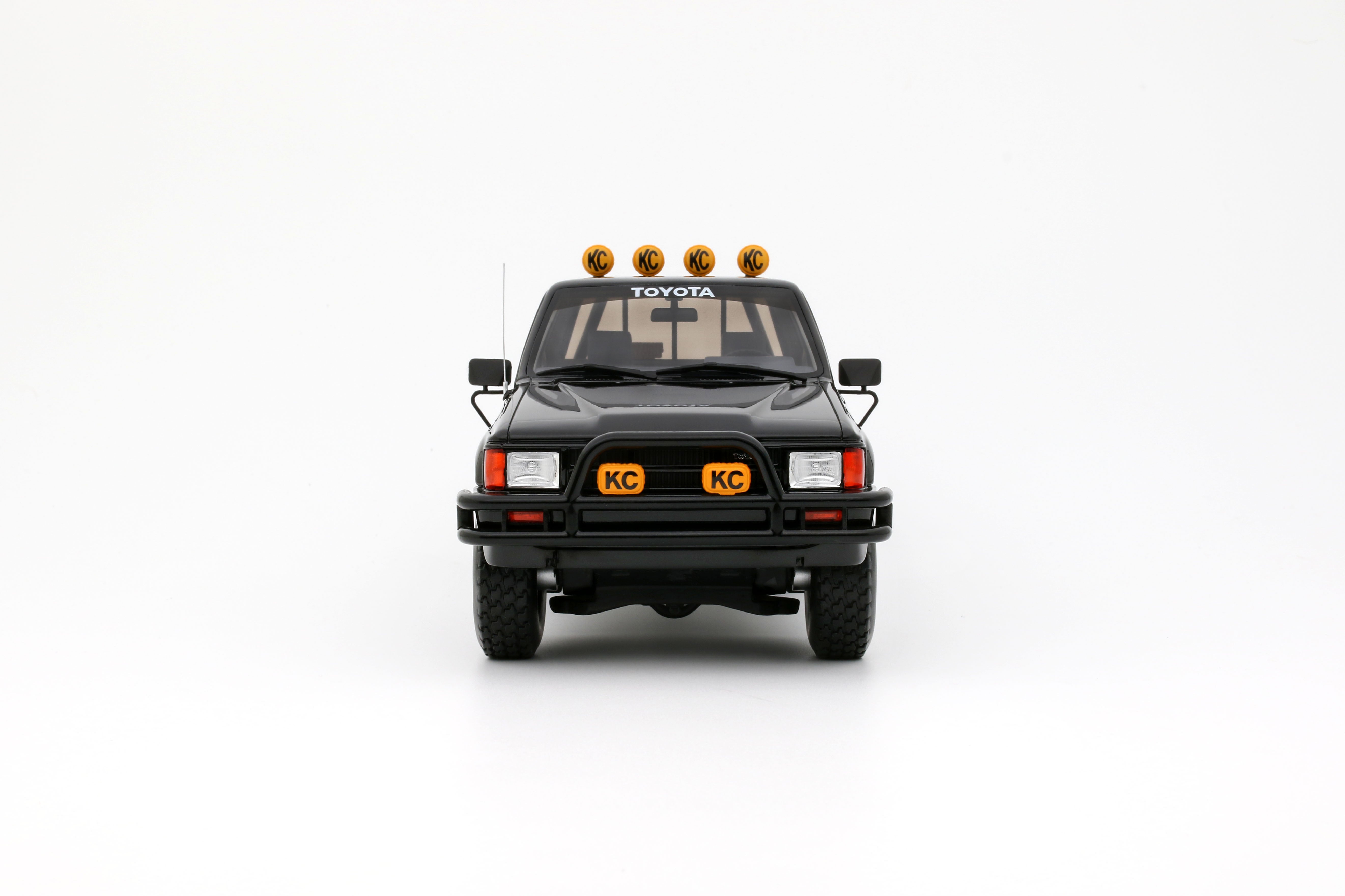 Otto Mobile 1:18 TOYOTA HILUX SR5 GLOSSY BLACK 202 1985