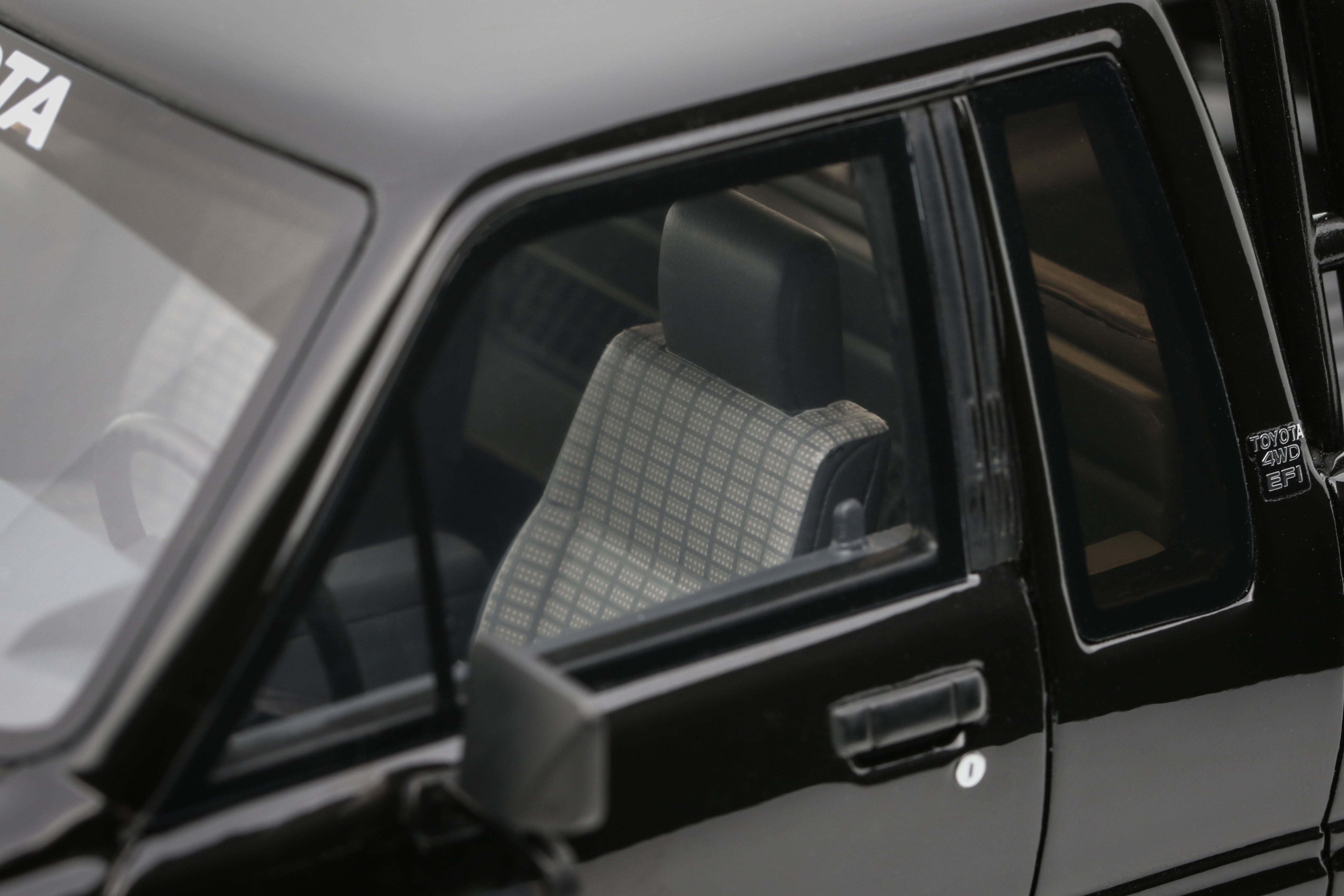Otto Mobile 1:18 TOYOTA HILUX SR5 GLOSSY BLACK 202 1985
