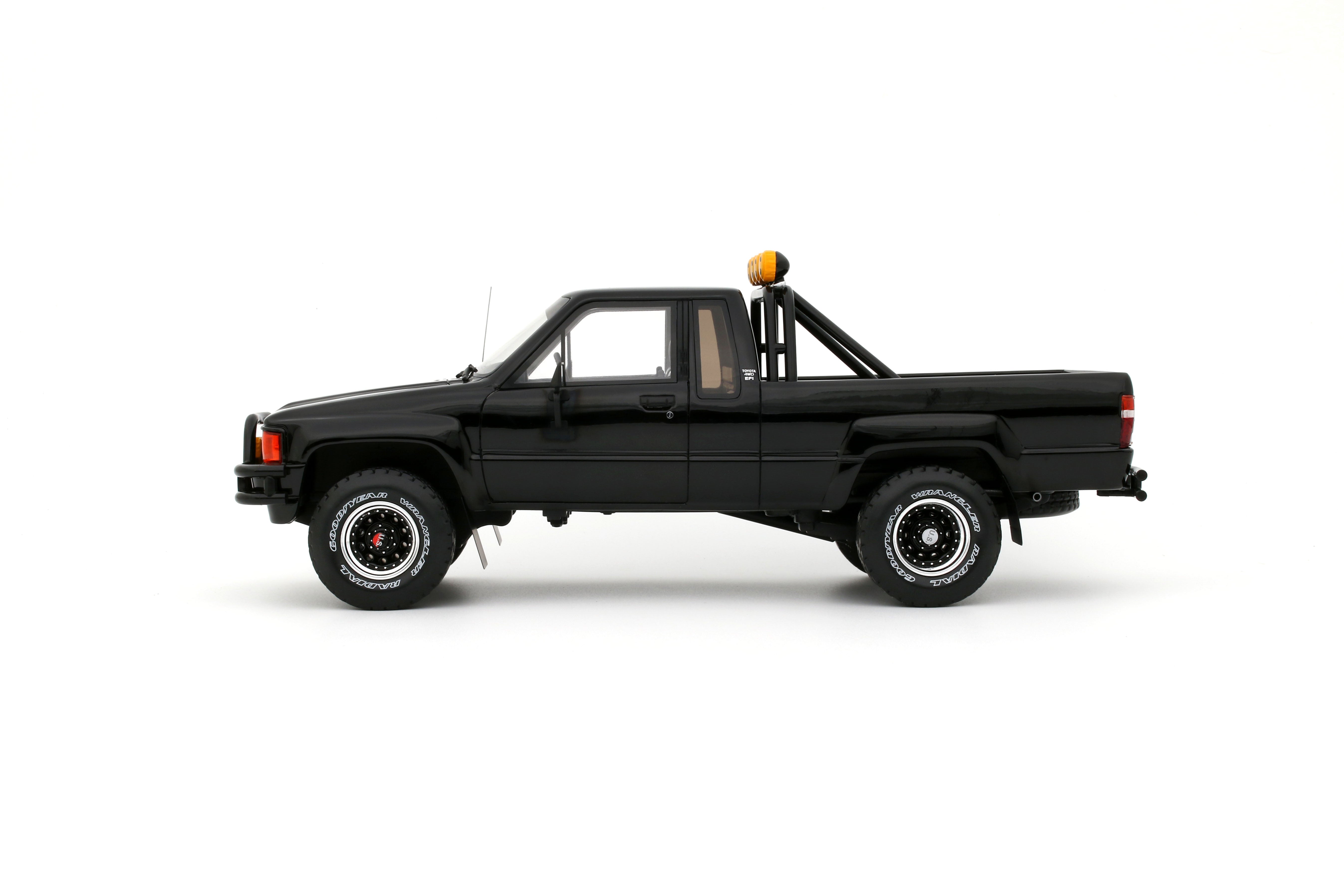 Otto Mobile 1:18 TOYOTA HILUX SR5 GLOSSY BLACK 202 1985