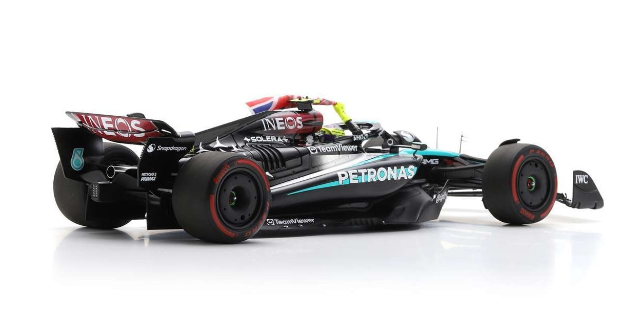 Spark 1:18 Mercedes-AMG Petronas W15 No.44 Lewis Hamilton Winner British GP 2024 With Flag - Resin Model