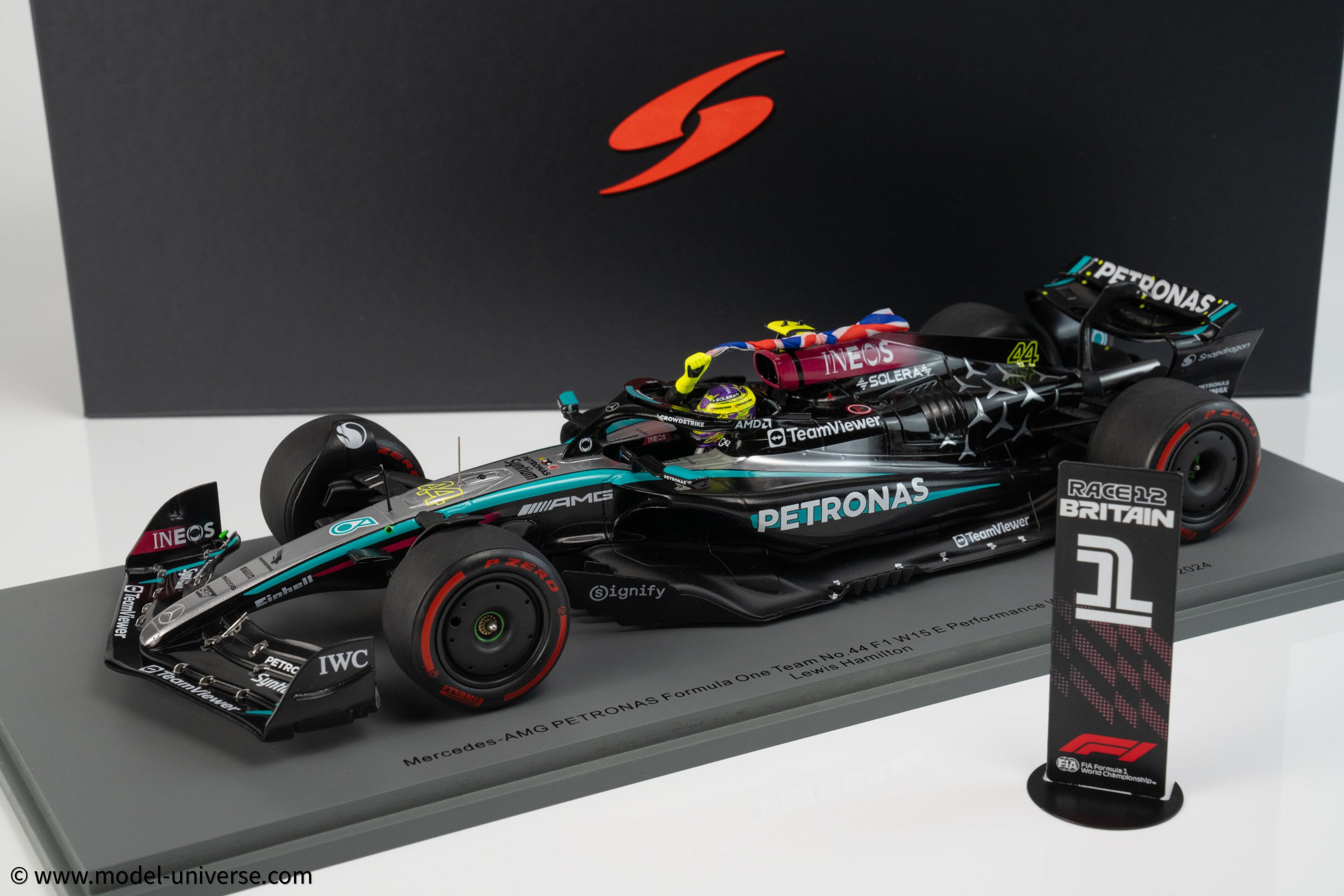 Spark 1:18 Mercedes-AMG Petronas W15 No.44 Lewis Hamilton Winner British GP 2024 With Flag - Resin Model