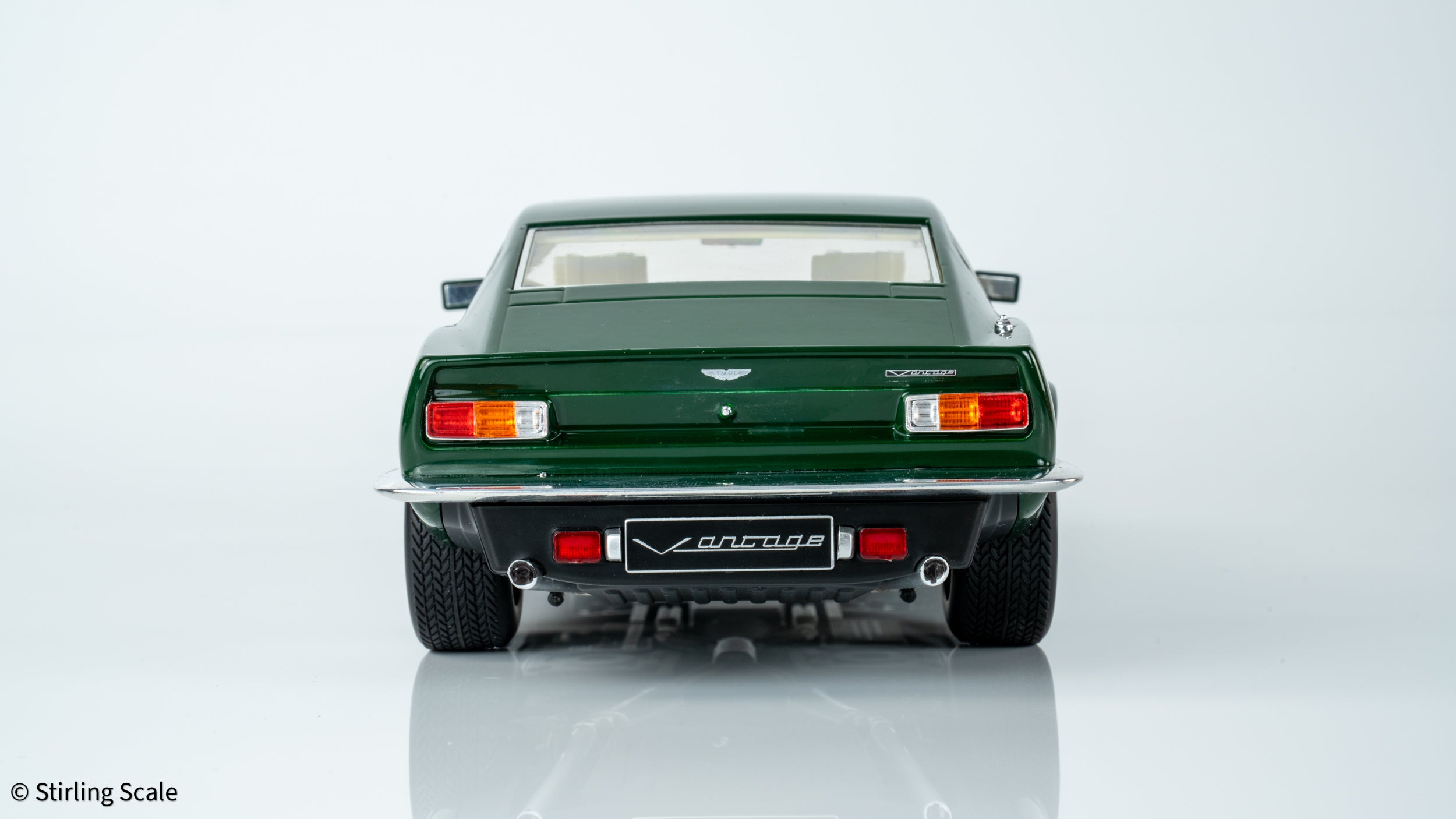 Stirling Scale 1:18 - Aston Martin V8 Vantage 1986 (X-Pack) - British Racing Green - Diecast Model Car