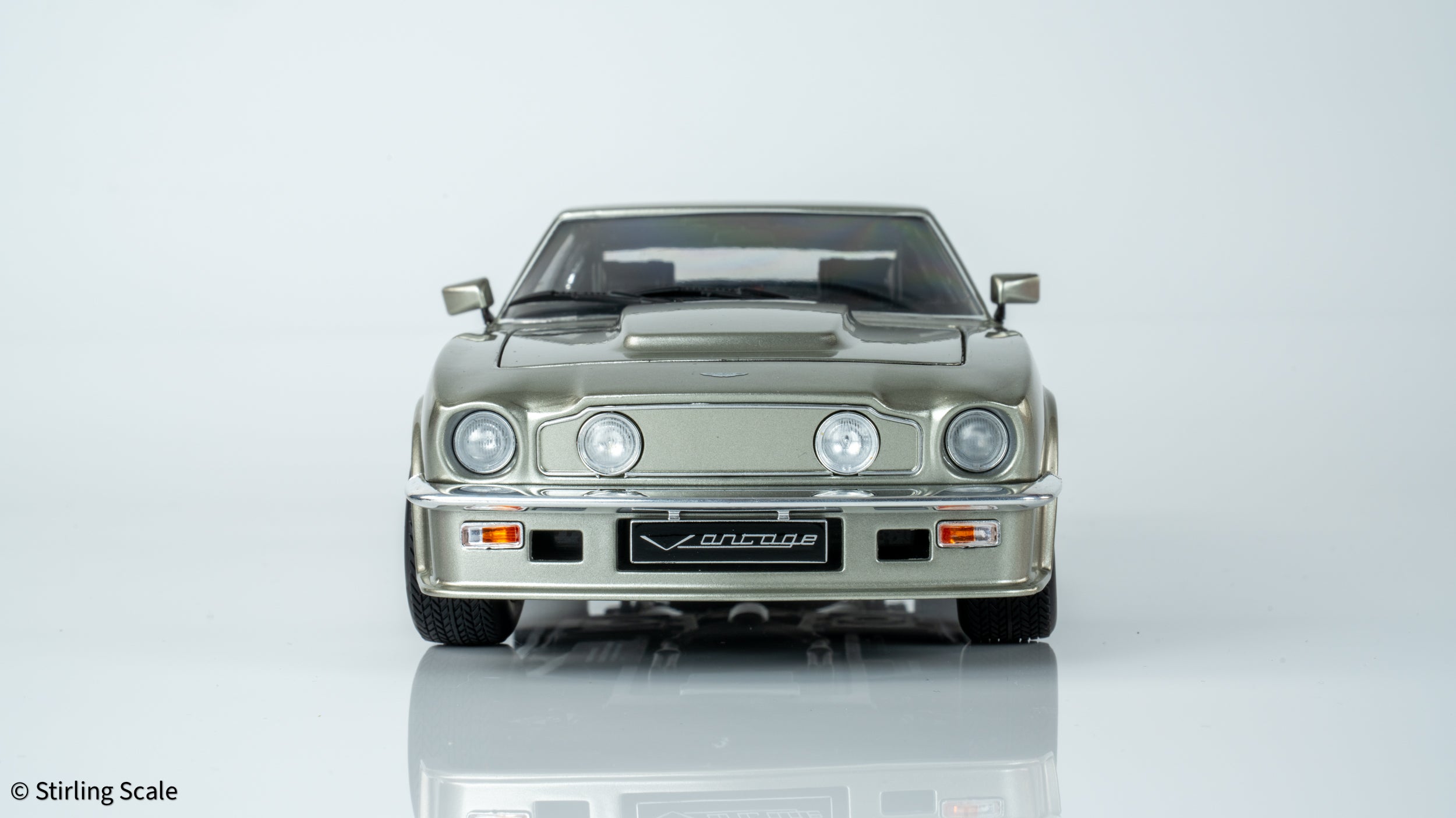 Stirling Scale 1:18 - Aston Martin V8 Vantage 1986 (X-Pack) - Birch Silver - Diecast Model Car