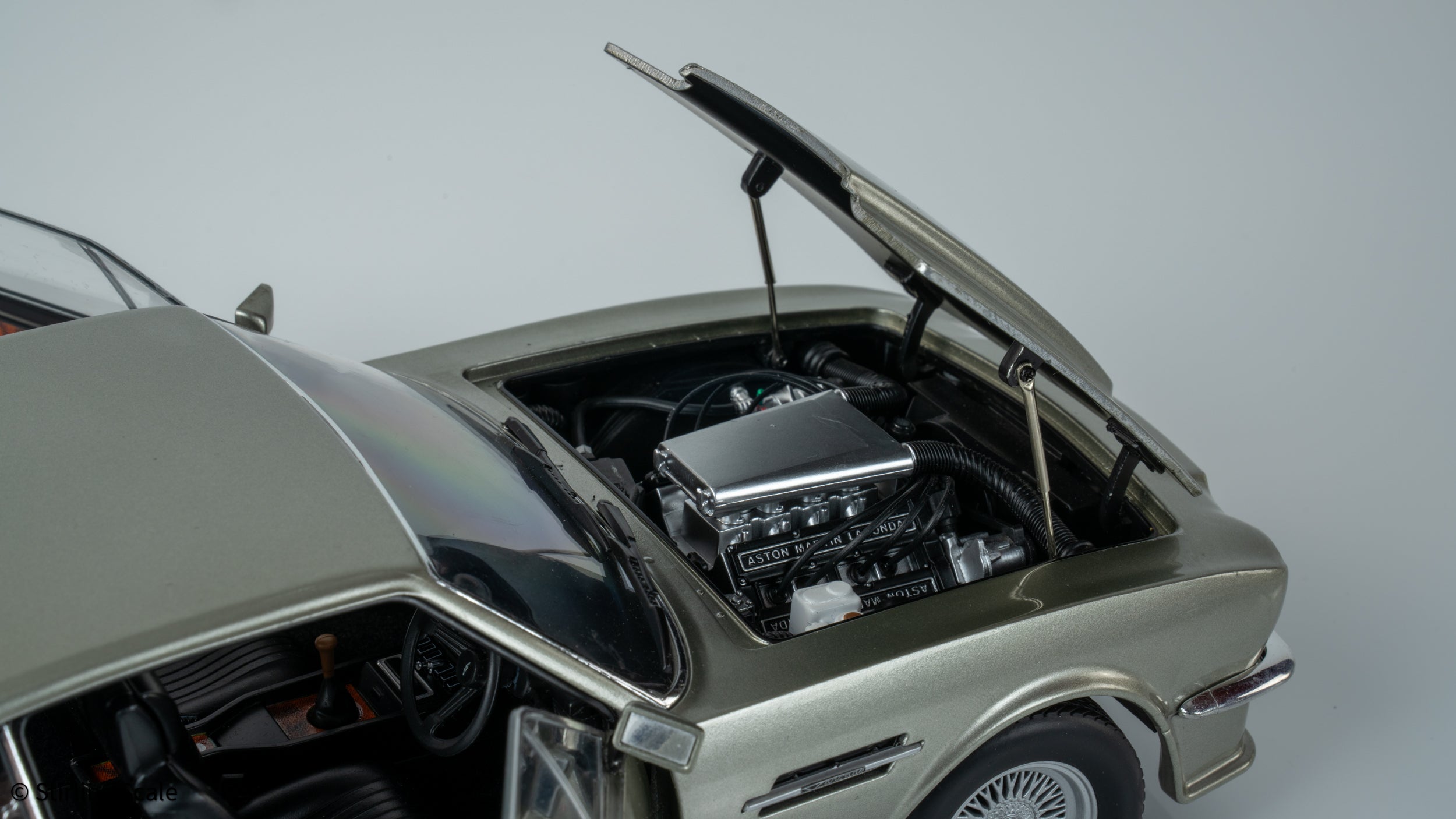 Stirling Scale 1:18 - Aston Martin V8 Vantage 1986 (X-Pack) - Birch Silver - Diecast Model Car