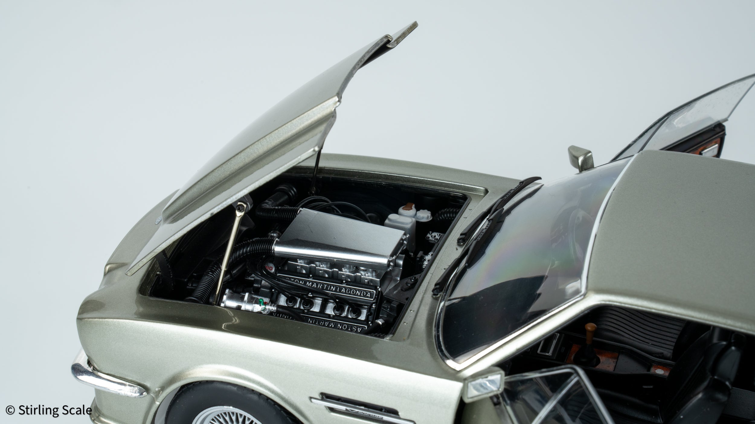 Stirling Scale 1:18 - Aston Martin V8 Vantage 1986 (X-Pack) - Birch Silver - Diecast Model Car