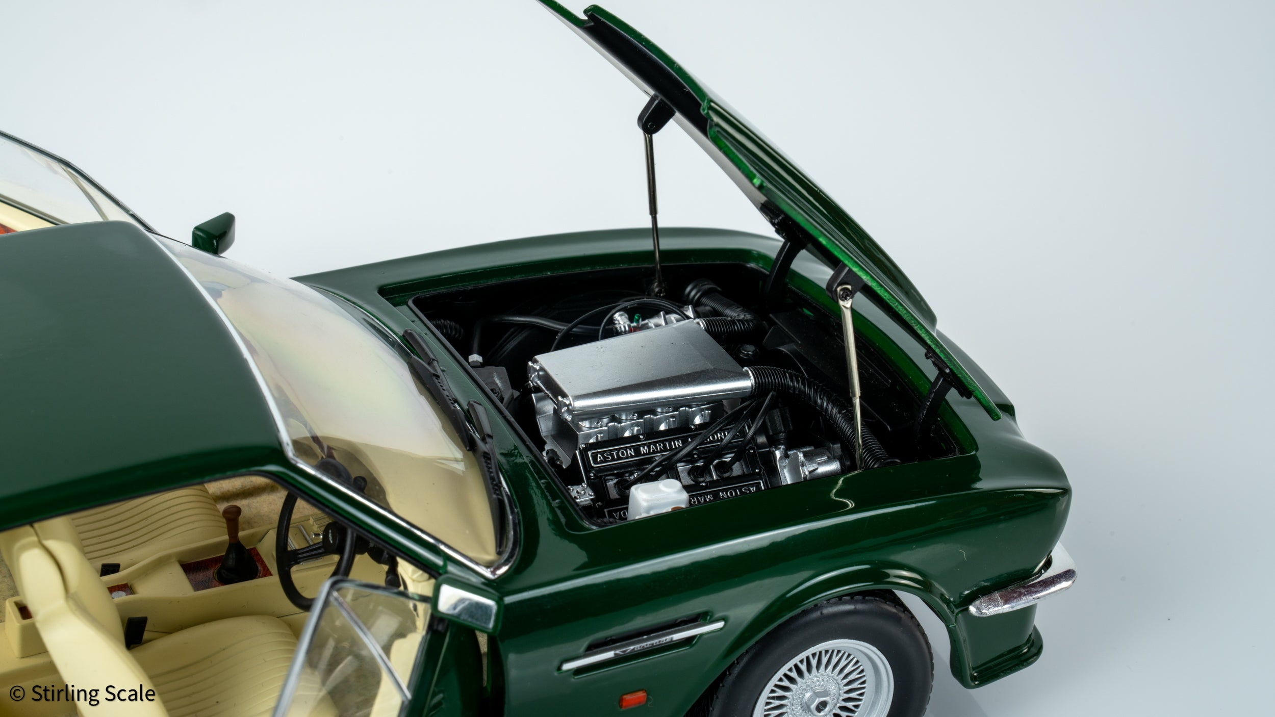 Stirling Scale 1:18 - Aston Martin V8 Vantage 1986 (X-Pack) - British Racing Green - Diecast Model Car