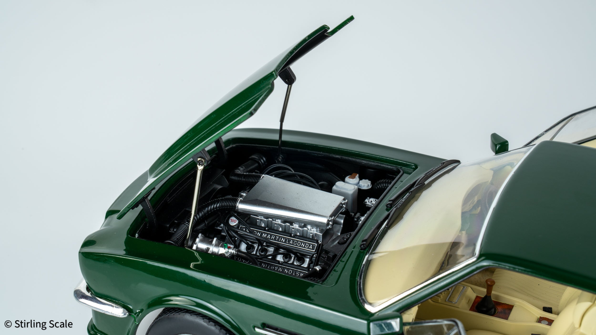 Stirling Scale 1:18 - Aston Martin V8 Vantage 1986 (X-Pack) - British Racing Green - Diecast Model Car