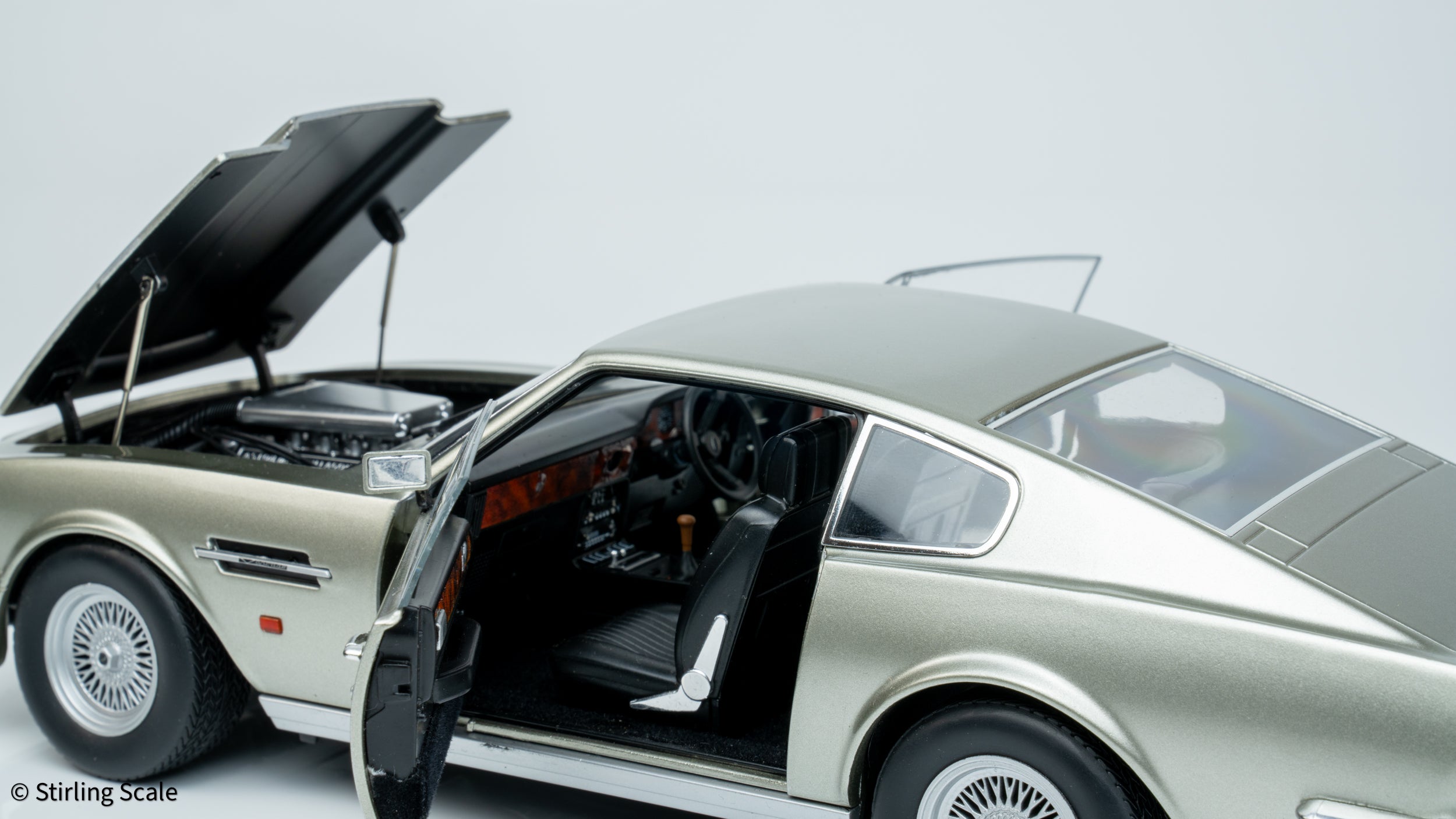 Stirling Scale 1:18 - Aston Martin V8 Vantage 1986 (X-Pack) - Birch Silver - Diecast Model Car