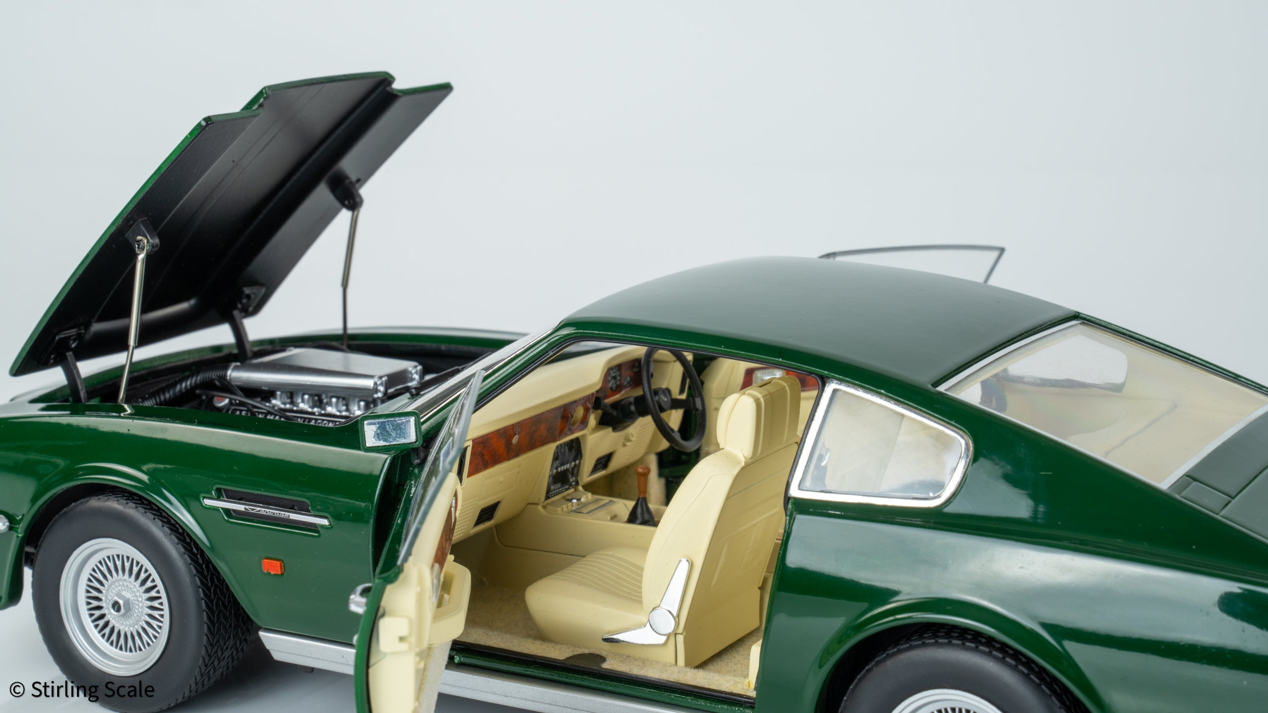 Stirling Scale 1:18 - Aston Martin V8 Vantage 1986 (X-Pack) - British Racing Green - Diecast Model Car
