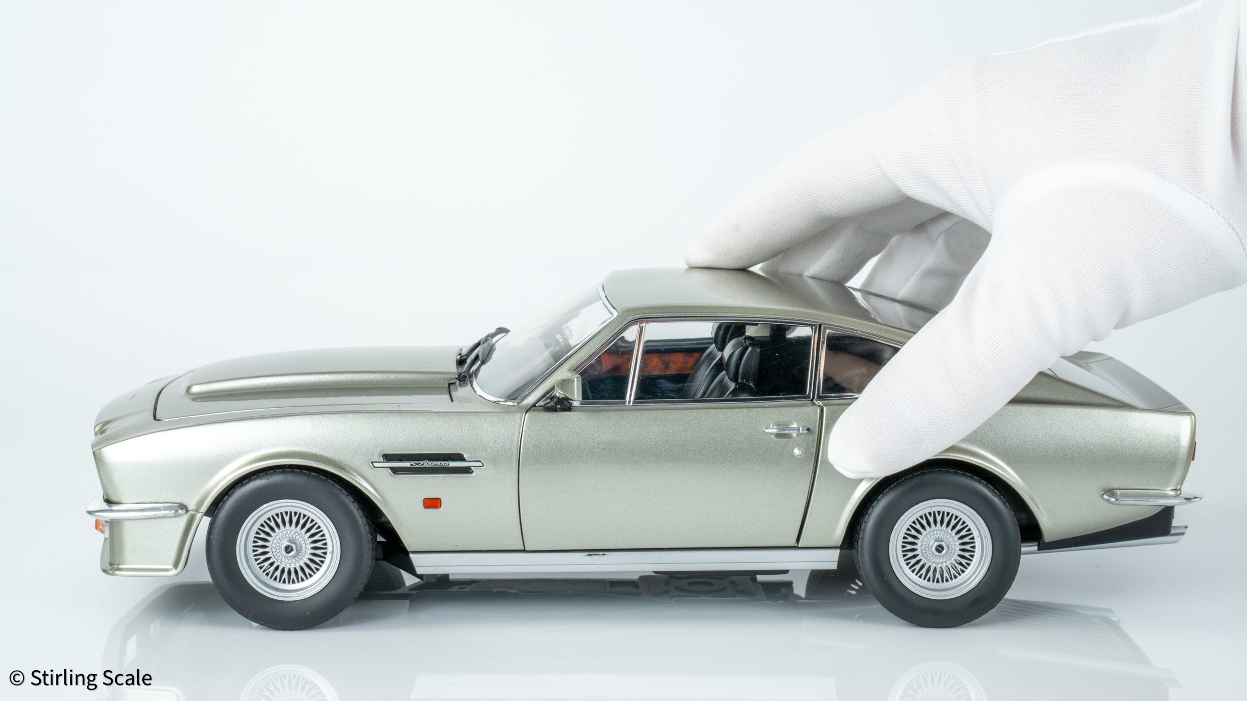 Stirling Scale 1:18 - Aston Martin V8 Vantage 1986 (X-Pack) - Birch Silver - Diecast Model Car