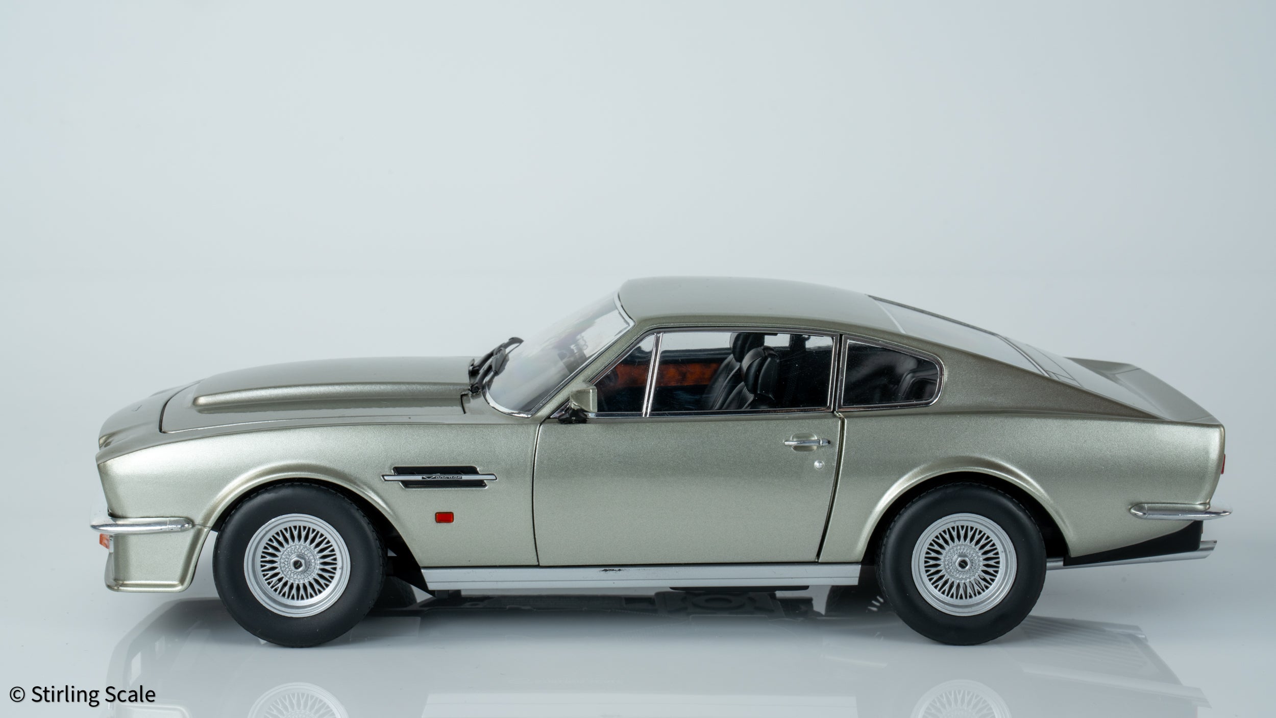 Stirling Scale 1:18 - Aston Martin V8 Vantage 1986 (X-Pack) - Birch Silver - Diecast Model Car