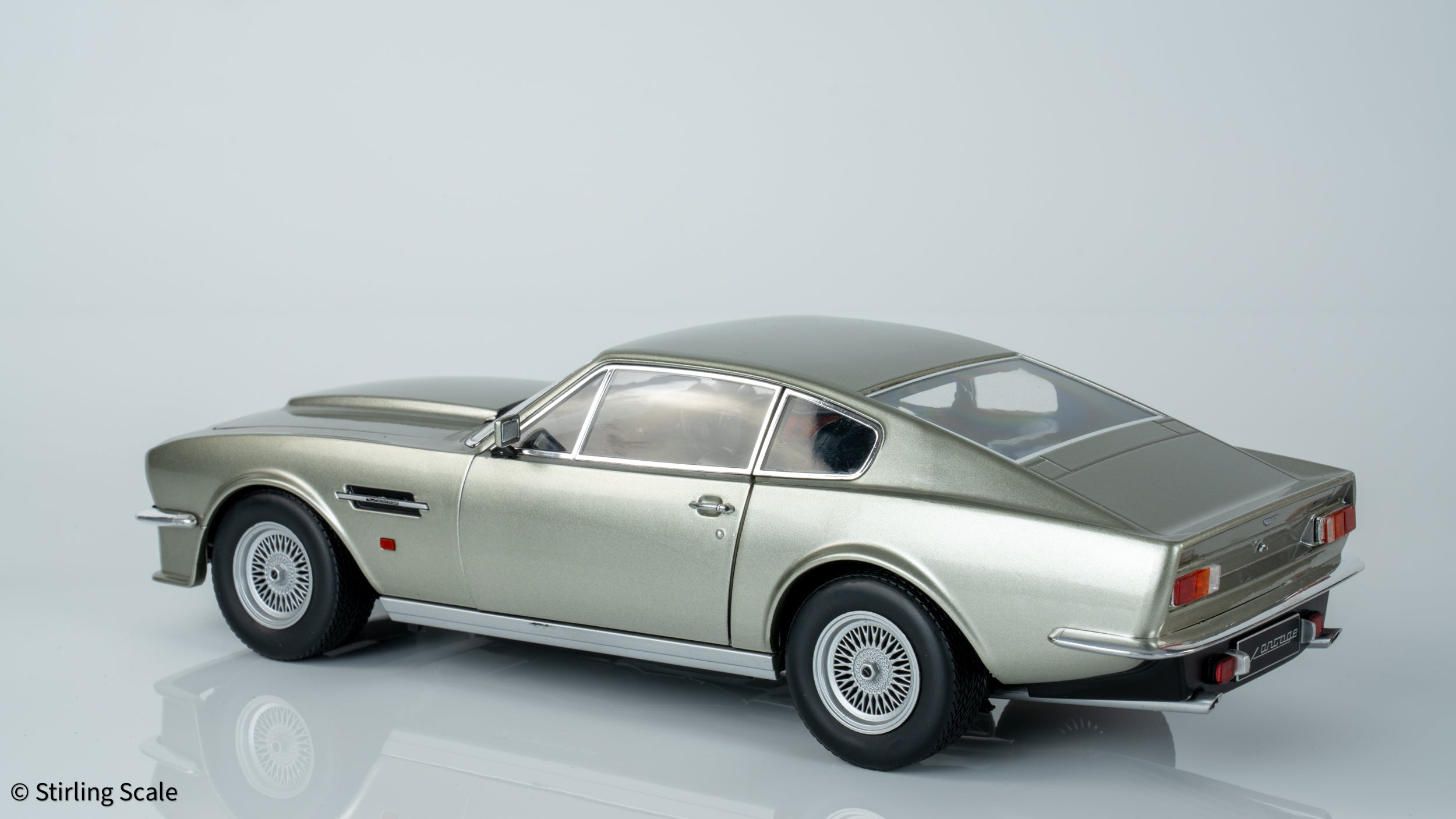 Stirling Scale 1:18 - Aston Martin V8 Vantage 1986 (X-Pack) - Birch Silver - Diecast Model Car