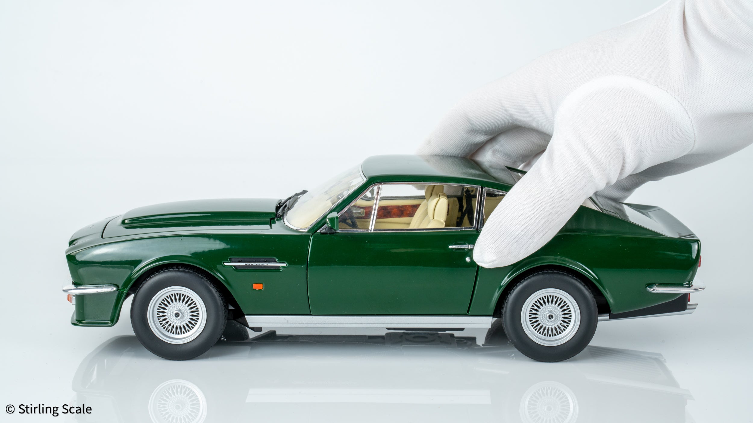 Stirling Scale 1:18 - Aston Martin V8 Vantage 1986 (X-Pack) - British Racing Green - Diecast Model Car
