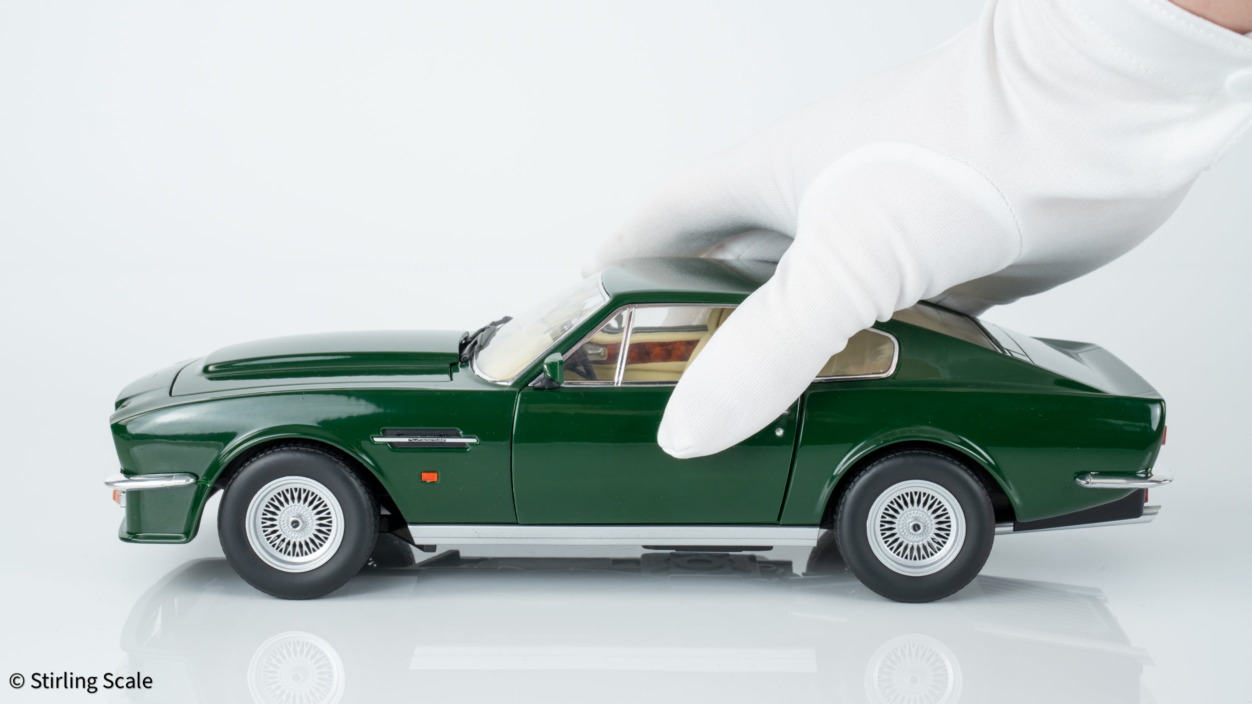 Stirling Scale 1:18 - Aston Martin V8 Vantage 1986 (X-Pack) - British Racing Green - Diecast Model Car